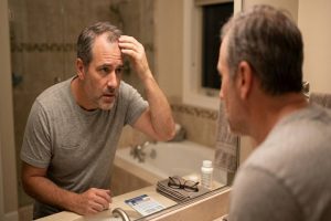 Caída de cabello en hombres por cambios hormonales