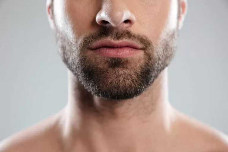 Considere los suplementos de crecimiento de la barba desigual